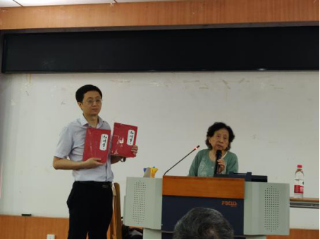 周玉清,女,绵阳师范学院教授,毕业于四川师范大学中文系.